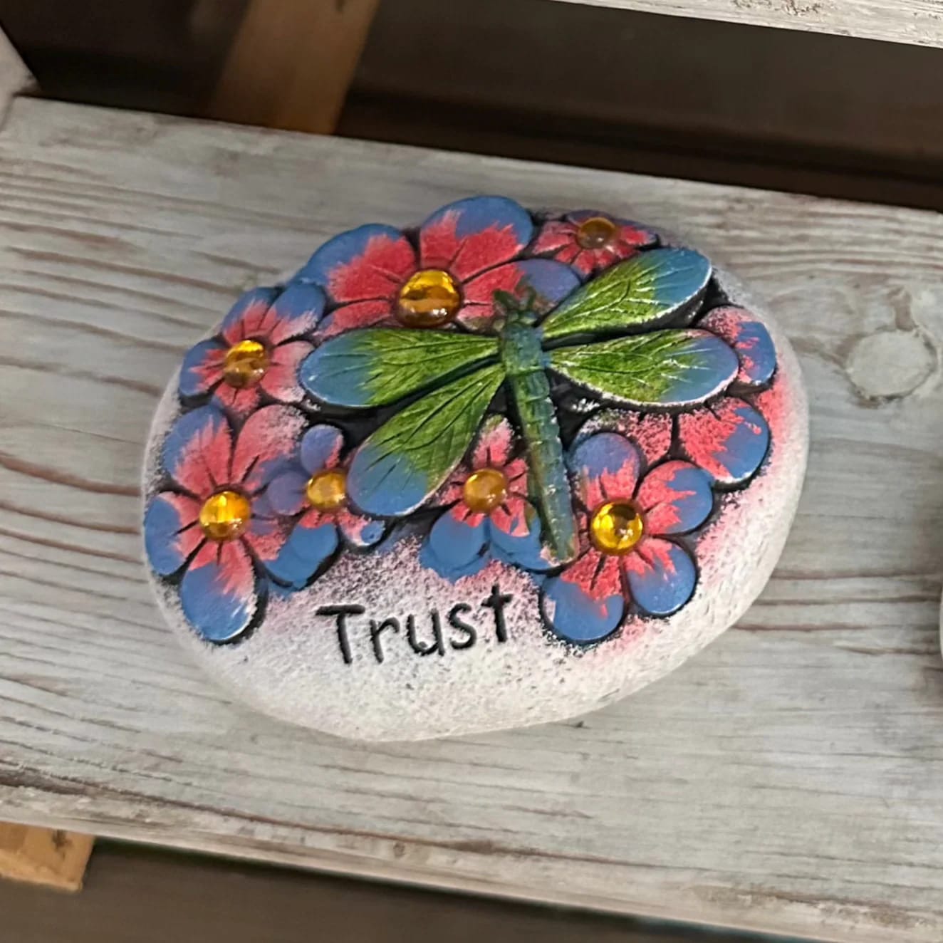 Smart Garden Elvedon Ornaments Smart Garden Pixie Pebbles - Trust